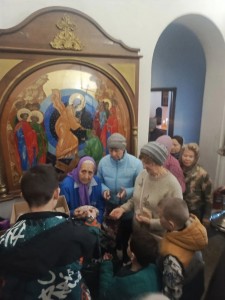 В Богоявленском мужском монастыре состоялась  очередная благотворительная  раздача  хлеба и пряников., 