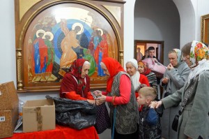 В Богоявленском мужском монастыре состоялась  благотворительная  раздача  хлеба и пряников., 