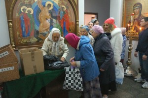 В Богоявленском мужском монастыре состоялась  благотворительная  раздача  хлеба и пряников., 