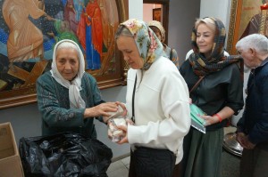 В Богоявленском мужском монастыре состоялась  благотворительная  раздача  хлеба и пряников., 