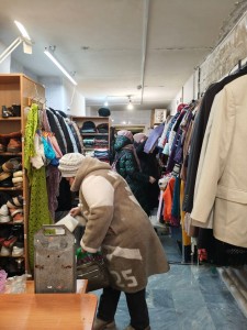 В Богоявленском  мужском монастыре  состоялась  благотворительная раздача одежды и обуви., 