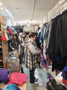 В Богоявленском  мужском монастыре  состоялась  благотворительная раздача одежды и обуви., 