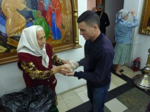В Богоявленском мужском монастыре состоялась  благотворительная  раздача  хлеба и пряников., 