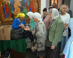 В Богоявленском мужском монастыре состоялась  благотворительная  раздача  хлеба и пряников., 
