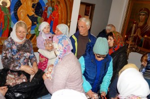 В Богоявленском епархиальном мужском монастыре состоялась воскресная благотворительная раздача пряников и хлеба., 