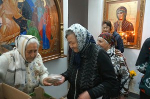 В Богоявленском мужском монастыре состоялась  благотворительная  раздача  хлеба и пряников., 