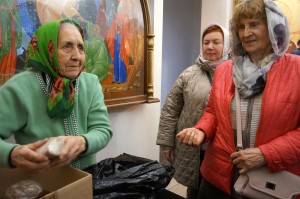 В Богоявленском мужском монастыре состоялась  очередная благотворительная  раздача  хлеба и пряников., 