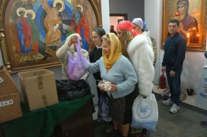 В Богоявленском мужском монастыре состоялась  благотворительная  раздача  хлеба и пряников., 