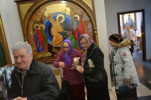 В Богоявленском мужском монастыре состоялась  очередная благотворительная  раздача  хлеба и пряников., 