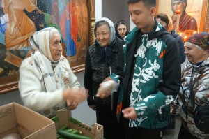 В Богоявленском мужском монастыре состоялась  благотворительная  раздача  хлеба и пряников., 