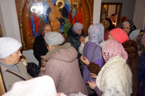 В Богоявленском мужском монастыре состоялась  очередная благотворительная  раздача  хлеба и пряников., 