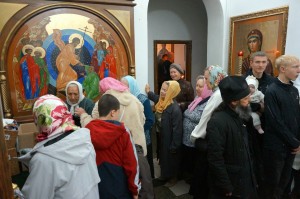 В Богоявленском мужском монастыре состоялась  благотворительная  раздача  хлеба и пряников., 