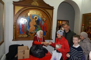 В Богоявленском мужском монастыре состоялась  очередная благотворительная  раздача  хлеба и пряников., 