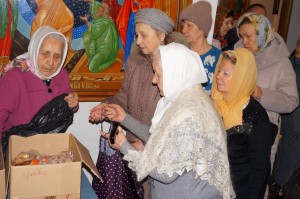 В Богоявленском мужском монастыре состоялась воскресная благотворительная раздача хлеба и пряников., 