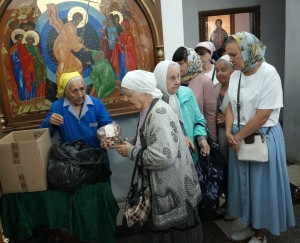 В Богоявленском мужском монастыре состоялась  благотворительная  раздача  хлеба и пряников., 