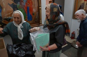 В Богоявленском мужском монастыре состоялась  благотворительная  раздача  хлеба и пряников., 