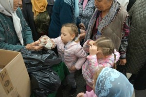 В Богоявленском мужском монастыре состоялась  благотворительная  раздача  хлеба и пряников., 