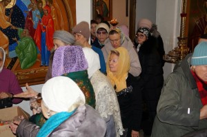 В Богоявленском мужском монастыре состоялась воскресная благотворительная раздача хлеба и пряников., 