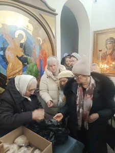 В Богоявленском мужском монастыре состоялась  очередная благотворительная  раздача  хлеба и пряников., 