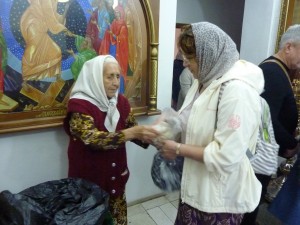 В Богоявленском мужском монастыре состоялась  благотворительная  раздача  хлеба и пряников., 