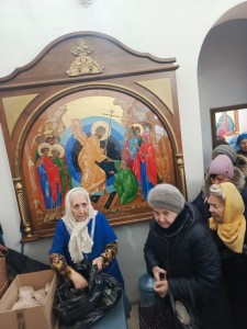 В Богоявленском мужском монастыре состоялась  очередная благотворительная  раздача  хлеба и пряников., 