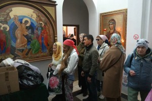 В Богоявленском мужском монастыре состоялась  благотворительная  раздача  хлеба и пряников., 