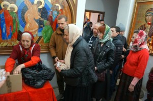 В Богоявленском мужском монастыре состоялась  благотворительная  раздача  хлеба и пряников., 