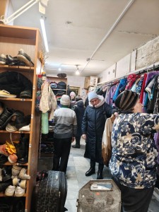 В Богоявленском  мужском монастыре  состоялась  благотворительная раздача одежды и обуви., 