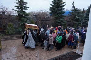 В Богоявленском мужском монастыре совершили Великую Утреню Субботы с чином погребения Плащаницы Господа Иисуса Христа., 
