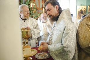 Настоятель Богоявленского мужского монастыря Челябинска игумен Нестор (Болков) с клириками Богоявленского монастыря принял участие  в Литургии в Свято-Троицком храме Челябинска., 