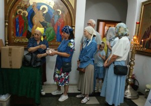 В Богоявленском мужском монастыре состоялась  благотворительная  раздача  хлеба и пряников., 