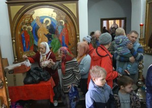 В Богоявленском мужском монастыре состоялась  очередная благотворительная  раздача  хлеба и пряников., 