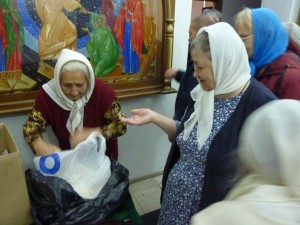 В Богоявленском мужском монастыре состоялась  благотворительная  раздача  хлеба и пряников., 