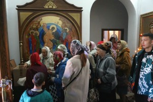 В Богоявленском мужском монастыре состоялась  благотворительная  раздача  хлеба и пряников., 
