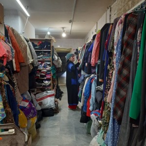 В Богоявленском епархиальном мужском монастыре состоялась благотворительная раздача нуждающимся людям одежды и обуви., 