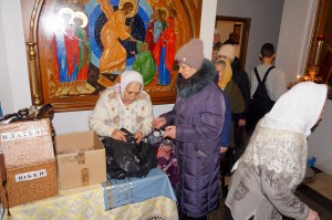 В Богоявленском епархиальном мужском монастыре состоялась воскресная благотворительная раздача хлеба и пряников., 