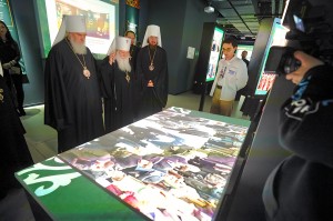 Настоятель Богоявленского мужского монастыря Челябинска Игумен Нестор (Болков) с клириками обители принял участие  в открытии выставки «Жизнь в служении», посвящённая 80-летию Святейшего Патриарха Московского и всея Руси Кирилла ., 