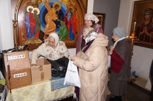 В Богоявленском епархиальном мужском монастыре состоялась воскресная благотворительная раздача хлеба и пряников., 