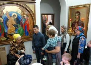 В Богоявленском мужском монастыре состоялась  благотворительная  раздача  хлеба и пряников., 