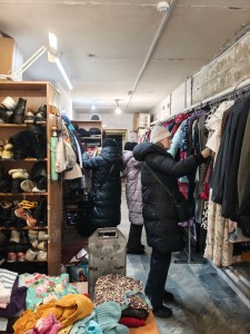 В Богоявленском  мужском монастыре  состоялась  благотворительная раздача одежды и обуви., 