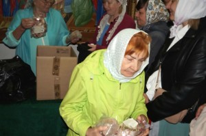 В Богоявленском мужском монастыре состоялась  благотворительная  раздача  хлеба и пряников., 