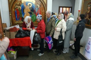 В Богоявленском мужском монастыре состоялась  очередная благотворительная  раздача  хлеба и пряников., 