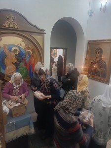 В Богоявленском епархиальном мужском монастыре состоялась воскресная благотворительная раздача хлеба и пряников., 