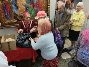 В Богоявленском мужском монастыре состоялась  благотворительная  раздача  хлеба и пряников., 