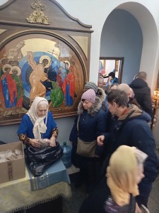 В Богоявленском мужском монастыре состоялась  очередная благотворительная  раздача  хлеба и пряников., 