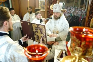 Настоятель Богоявленского мужского монастыря Челябинска игумен Нестор (Болков) с клириками Богоявленского монастыря принял участие  в Литургии в Свято-Троицком храме Челябинска., 