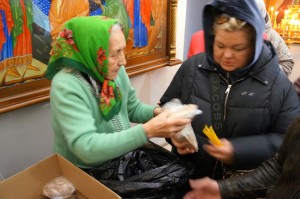 В Богоявленском мужском монастыре состоялась  очередная благотворительная  раздача  хлеба и пряников., 