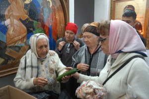 В Богоявленском мужском монастыре состоялась  благотворительная  раздача  хлеба и пряников., 