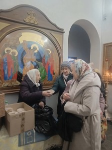 В Богоявленском мужском монастыре состоялась  очередная благотворительная  раздача  хлеба и пряников., 