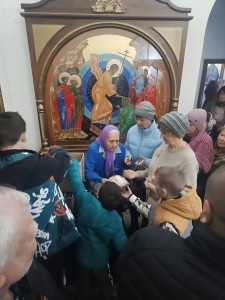 В Богоявленском мужском монастыре состоялась  очередная благотворительная  раздача  хлеба и пряников., 